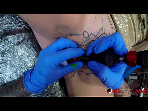 ❤️ Uiters getatoeëerde hottie Sully Savage het 'n tatoeëermerk op haar klitoris gekry ❤️ Porno op af.teenactivewear.ru ❌️❤